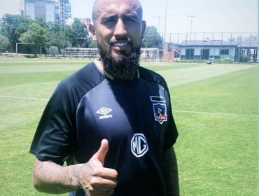 Arturo Vidal visitó el Monumental y entrenó con los juveniles de Colo-Colo