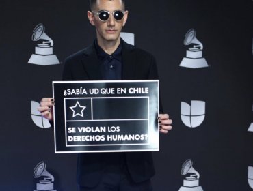 Alex Anwandter también protestó en los Latin Grammy mostrando un duro mensaje