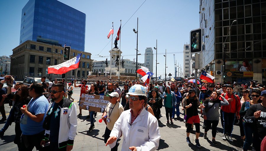 Trabajadores de centros asistenciales de Valparaíso marchan exigiendo mejoras en la salud