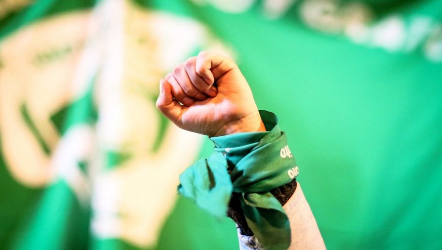 Coordinadora Feminista 8M rechaza acuerdo por una nueva Constitución entre oficialismo y oposición