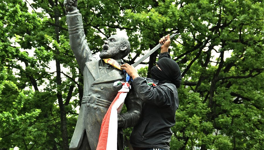 Corporación Patrimonio Marítimo repudia ataque a estatua de Arturo Prat en Temuco