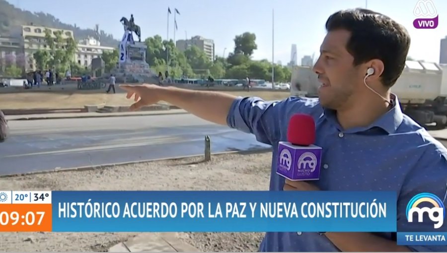 Periodista de Mega fue agredido con pintura durante despacho en plaza Italia