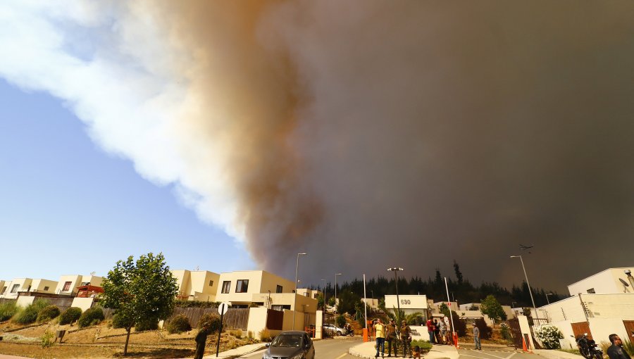 Alerta Roja en Valparaíso por incendios: Siniestros sería de carácter intencional