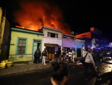 Incendio deja dos niños y un adulto fallecidos en cité en el centro de Iquique