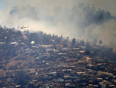 Violento nuevo foco de incendio en Valparaíso: Afecta al cerro Yungay y obliga a evacuación de vecinos