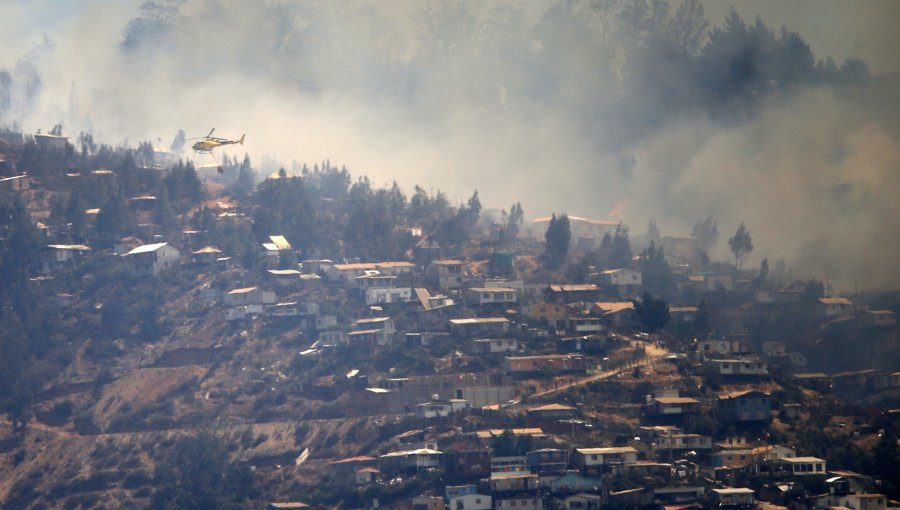 Violento nuevo foco de incendio en Valparaíso: Afecta al cerro Yungay y obliga a evacuación de vecinos