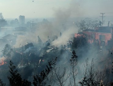 Jorge Sharp acusa intencionalidad tras violento incendio forestal/estructural en Rodelillo