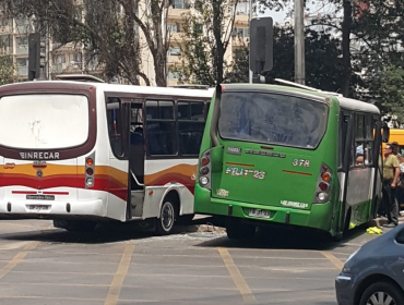 Dos microbuses protagonizan accidente de tránsito en Viña del Mar, dejando 14 personas lesionadas