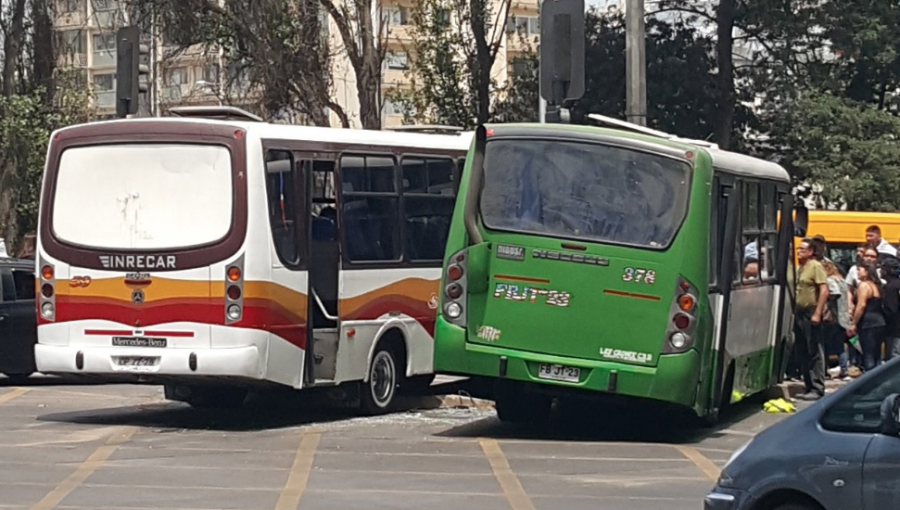 Dos microbuses protagonizan accidente de tránsito en Viña del Mar, dejando 14 personas lesionadas