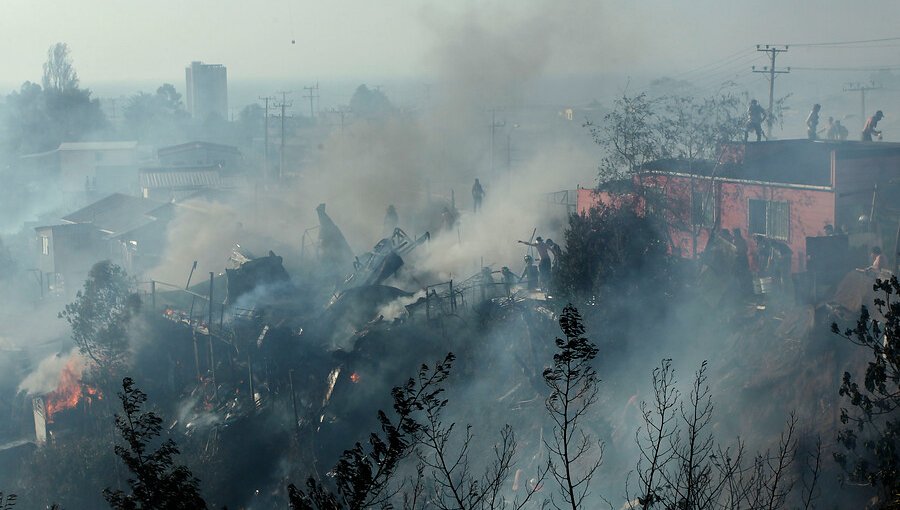 Jorge Sharp acusa intencionalidad tras violento incendio forestal/estructural en Rodelillo