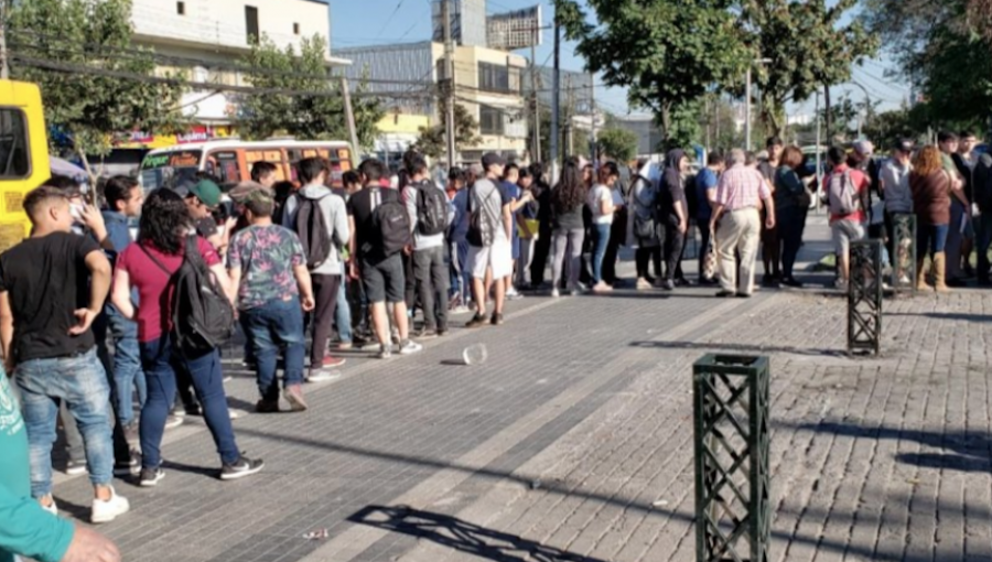 Jóvenes realizan largas filas en Maipú y Puente Alto para postergar el servicio militar