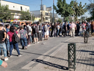 Jóvenes realizan largas filas en Maipú y Puente Alto para postergar el servicio militar