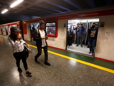 Metro de Santiago iniciará servicios a las 06:00 horas este miércoles con 114 buses de refuerzo