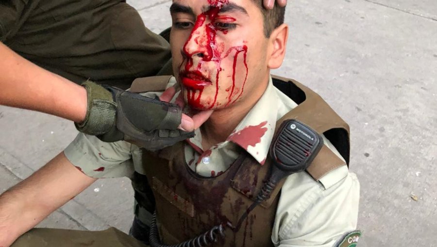 Turba atacó violentamente a Carabineros que se desplazaban en radiopatrulla por Recoleta