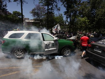 Cinco carabineras resultaron lesionadas tras ser atacadas por una turba en Santiago