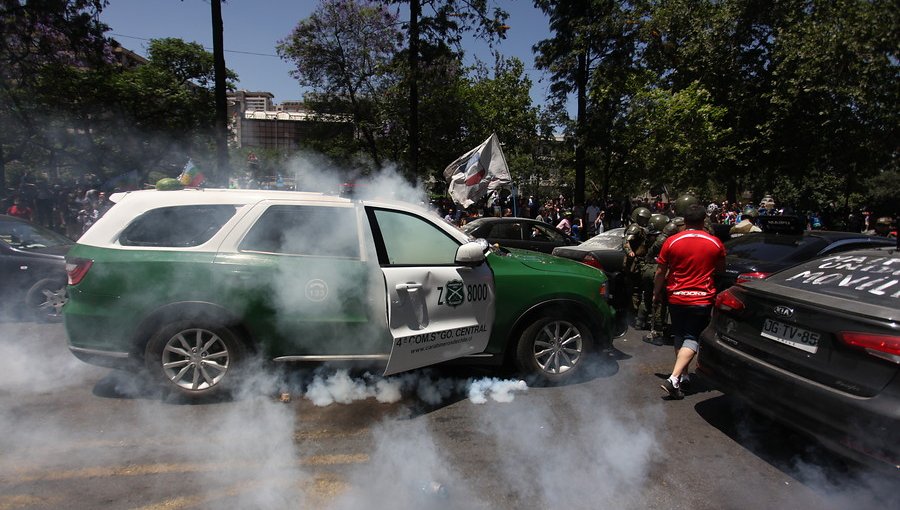 Cinco carabineras resultaron lesionadas tras ser atacadas por una turba en Santiago