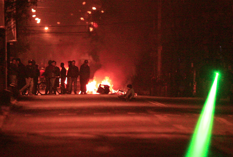 Carabineros de Peñalolén denuncia ataque con pirotecnia y armas de fuego en Lo Hermida
