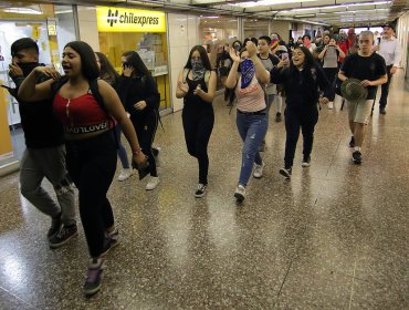 Estudiantes secundarios realizaron nueva evasión en el Metro de Santiago