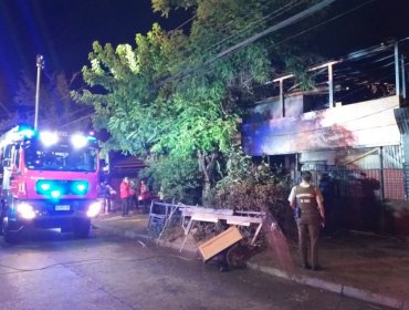 Incendio en vivienda de Peñalolén deja sin vida a una mujer y a un niño de 8 años