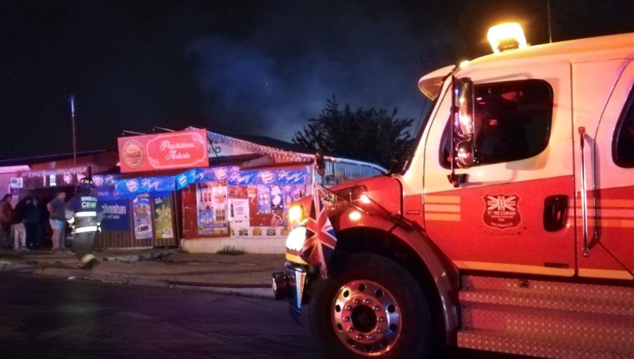 Incendio estructural afectó a vivienda del cerro Los Placeres: dos personas damnificadas