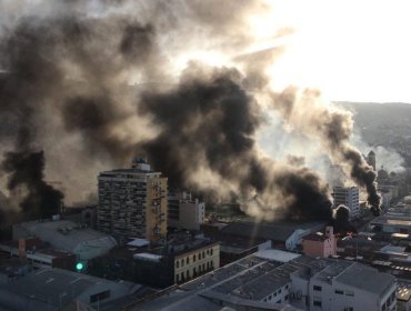 Diversos focos de incendio se registraron en pleno barrio Almendral de Valparaíso