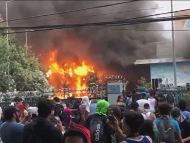 Grupo de antisociales ingresa a saquear y quemar Mall de Quilicura