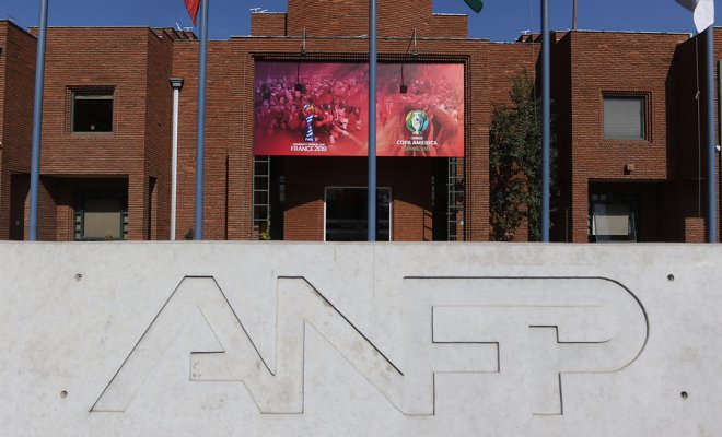 Edificio de la ANFP fue desalojado por la posible llegada de barristas de Colo-Colo