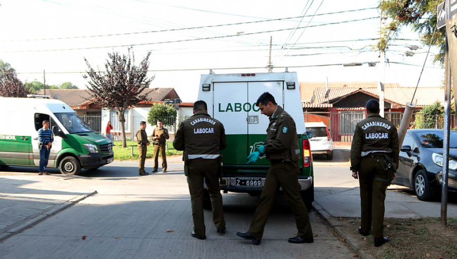 Investigan muerte de fotógrafa encontrada por su suegra en su departamento en Santiago