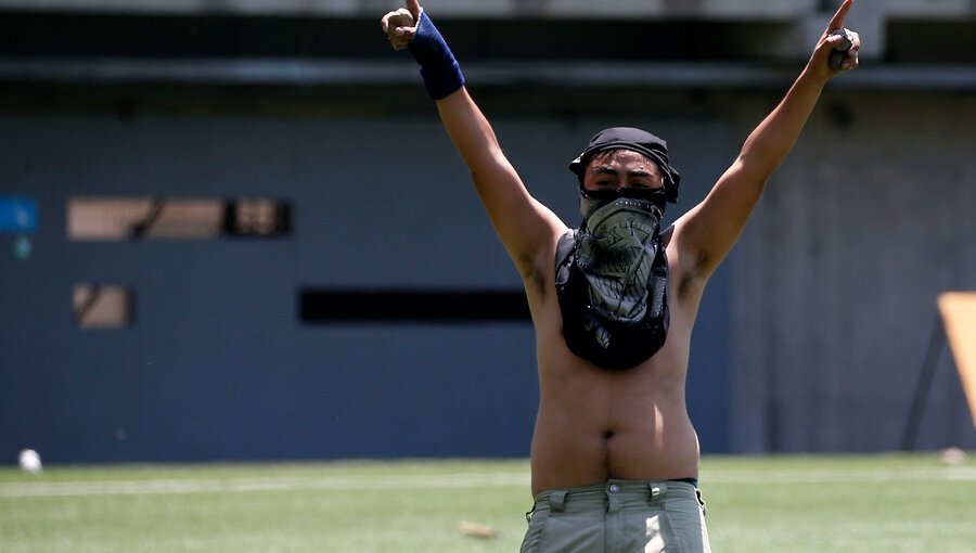 Suspenden partido entre Calera e Iquique tras ingreso de la Garra Blanca al estadio