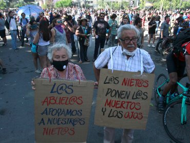 Miles de personas se congregan en plaza Italia en nueva jornada de manifestaciones