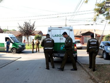 Investigan muerte de fotógrafa encontrada por su suegra en su departamento en Santiago