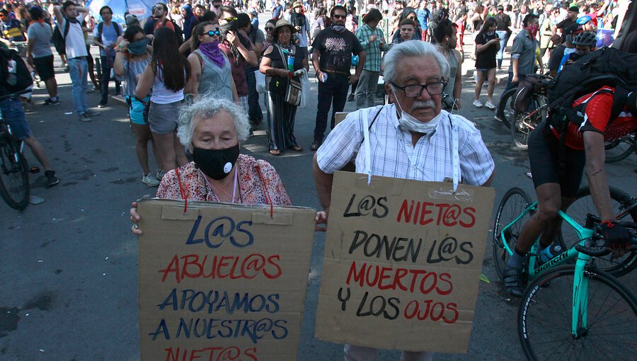 Miles de personas se congregan en plaza Italia en nueva jornada de manifestaciones