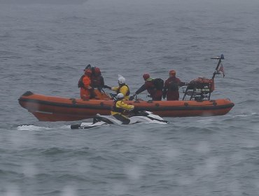 Armada junto a bote salvavidas rescatan a hombre desde roqueríos en Valparaíso