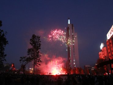 Venden fuegos artificiales en medio de protestas para atacar a carabineros