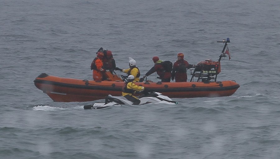 Armada junto a bote salvavidas rescatan a hombre desde roqueríos en Valparaíso