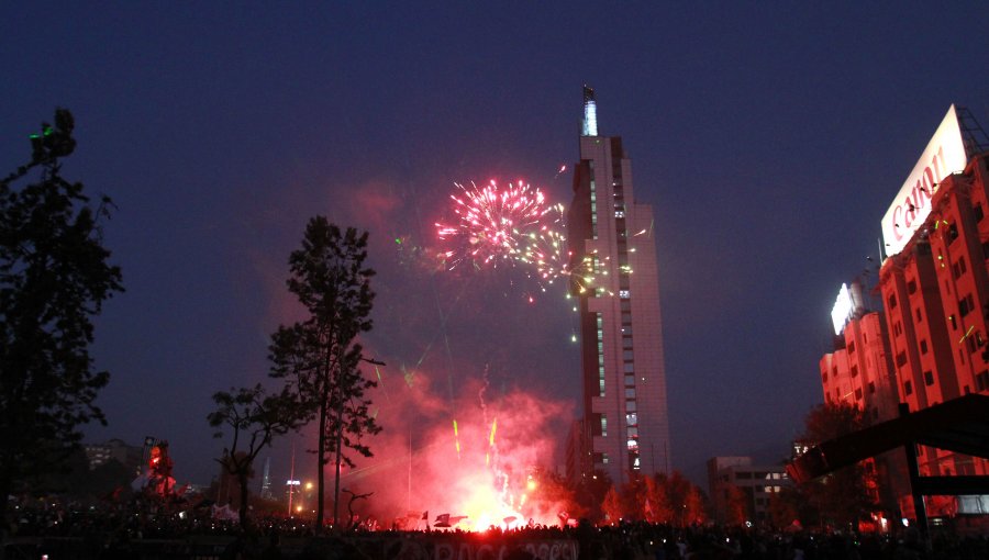 Venden fuegos artificiales en medio de protestas para atacar a carabineros