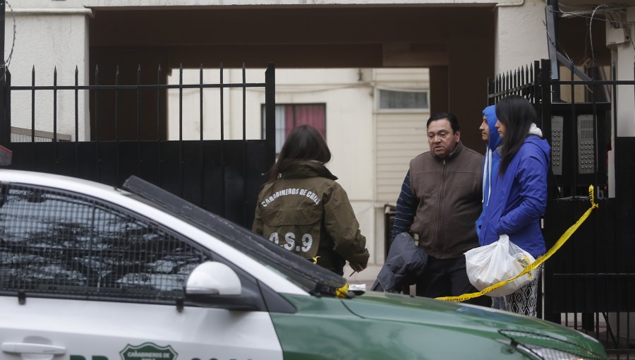Hieren de bala a Carabinero tras ataque de turba a comisaría en Pudahuel