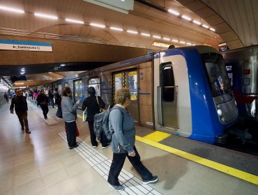 Metro de Santiago mantiene cerradas varias estaciones por evasiones y manifestaciones