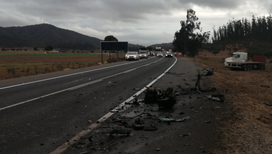 Dos fallecidos y dos personas de gravedad deja violenta colisión entre camión y vehículo menor en Casablanca