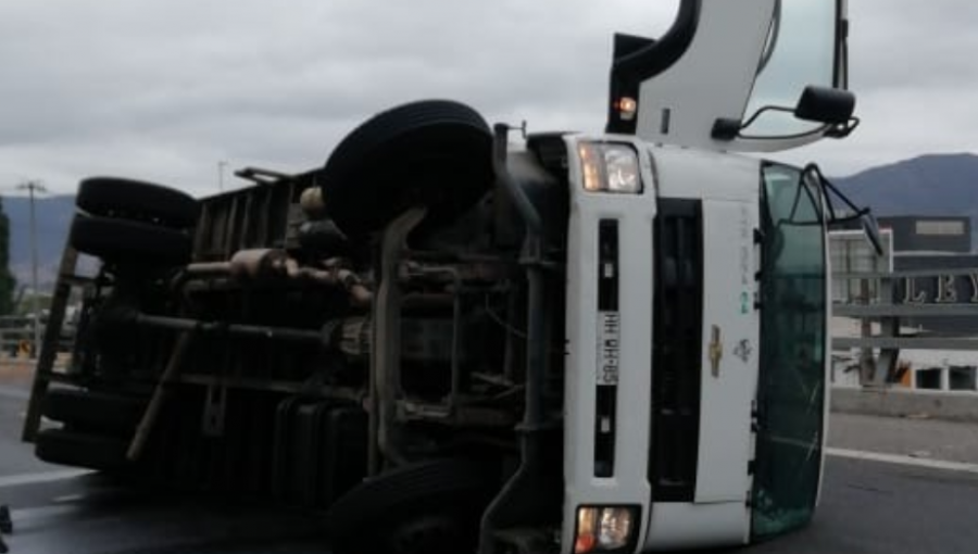 Tres personas lesionadas deja volcamiento de camión en ruta 60CH de La Calera