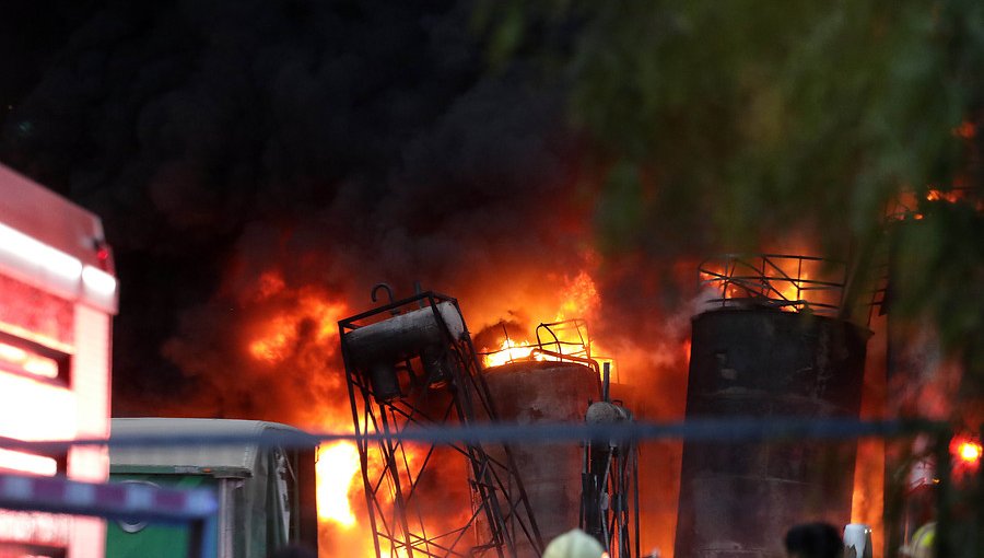 Incendio de grandes proporciones afecta a dos fábricas: suspenden clases en Lampa y Colina