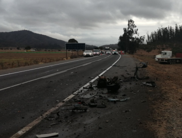 Dos fallecidos y dos personas de gravedad deja violenta colisión entre camión y vehículo menor en Casablanca