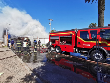 San Antonio: Incendio afecta a bodega del supermercado Tottus de Llolleo