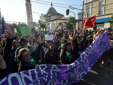 Cientos de mujeres marcharon contra la violencia de género por las calles del centro de Valparaíso