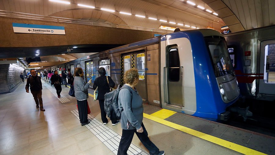 Metro de Santiago mantiene cerradas varias estaciones por evasiones y manifestaciones