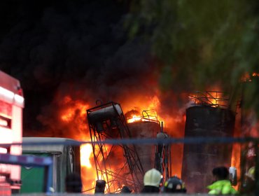 Incendio de grandes proporciones afecta a dos fábricas: suspenden clases en Lampa y Colina