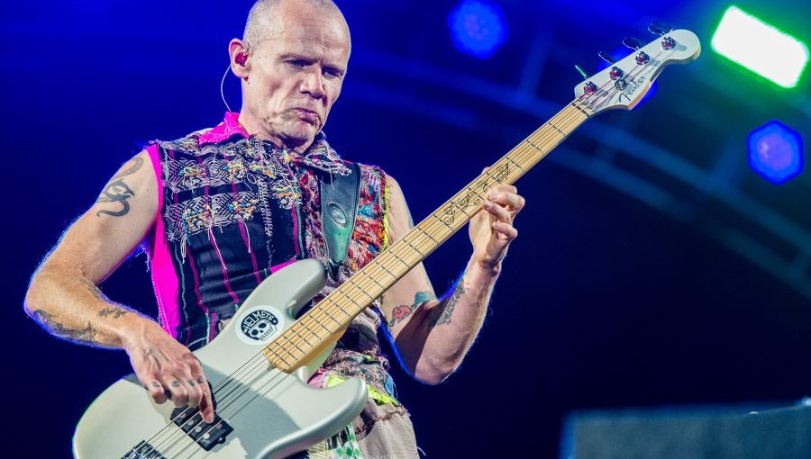 Flea de Red Hot Chili Peppers por crisis social: "Dejen a la gente de Chile hablar"