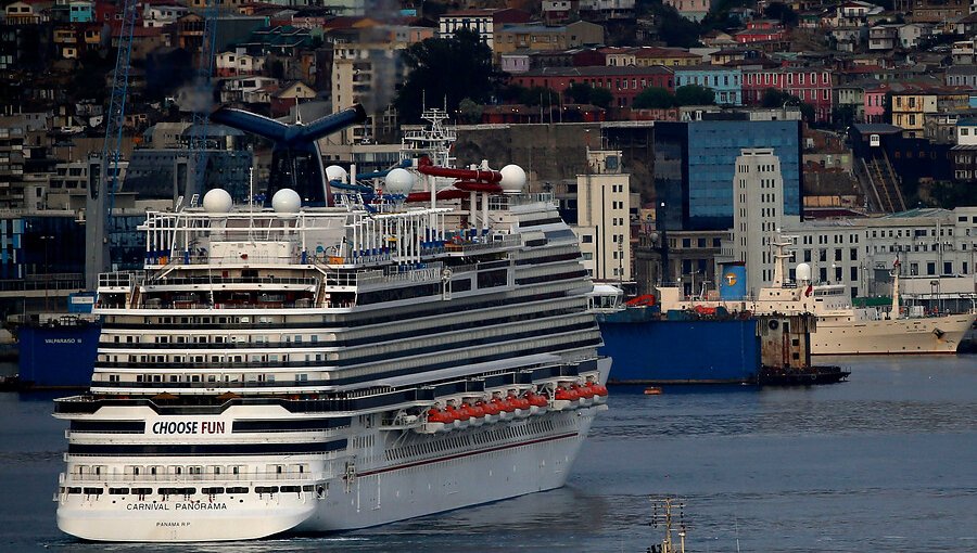 Desmienten al Intendente: crucero que no habría podido bajar pasajeros "por desórdenes en Valparaíso" venía sólo con tripulantes