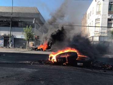 Barricadas, enfrentamientos, saqueos y cortes de luz se reportan en el centro de Valparaíso