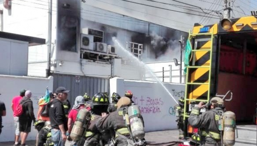 Incendio consumió oficinas de VTR y AFP Habitat en sector Barrancas de San Antonio